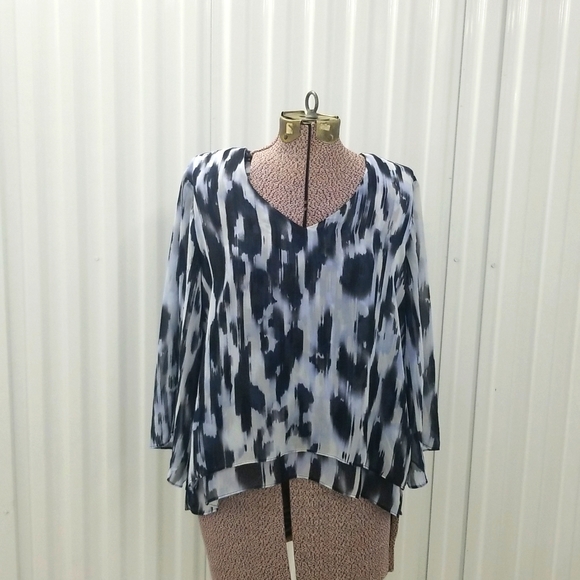 Jennifer Lopez Tops - Jennifer Lopez Printed Hi low Top